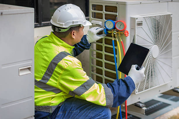 Professional Hvac technician working in Lewisville, TX